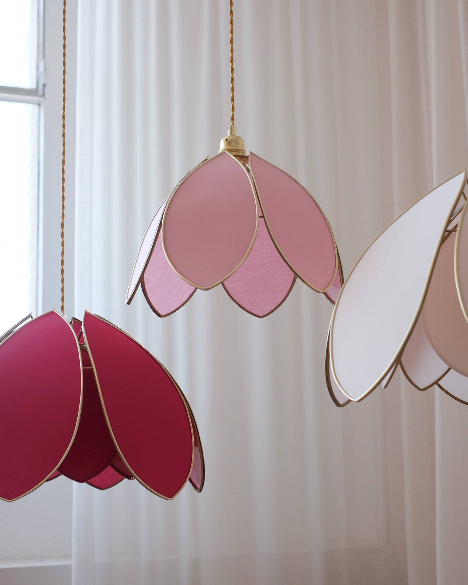 Suspension Fleur simple - Sugar et doré - Silly &amp; Billy