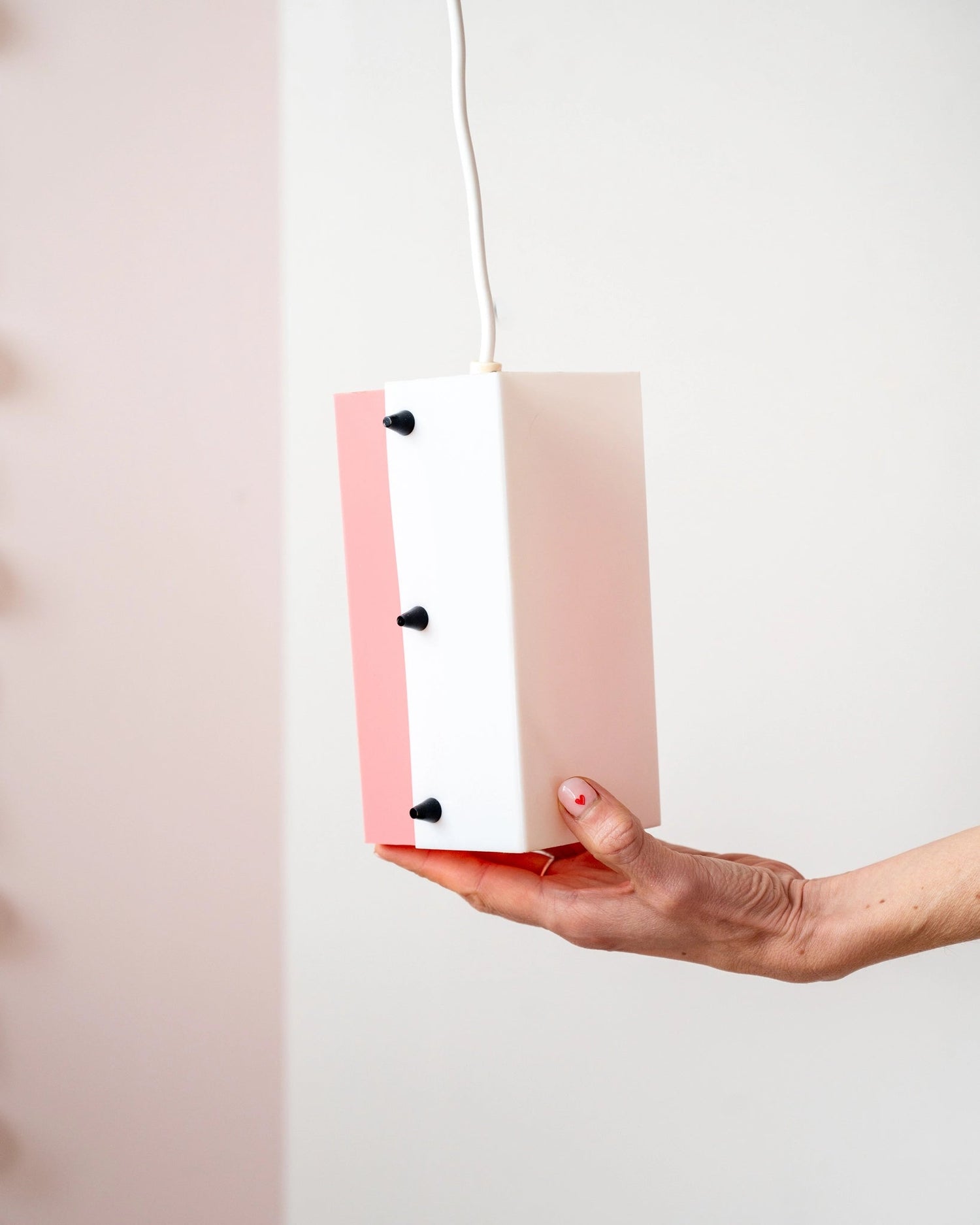 Suspension vintage en plexiglas rose et blanc - Silly &amp; Billy