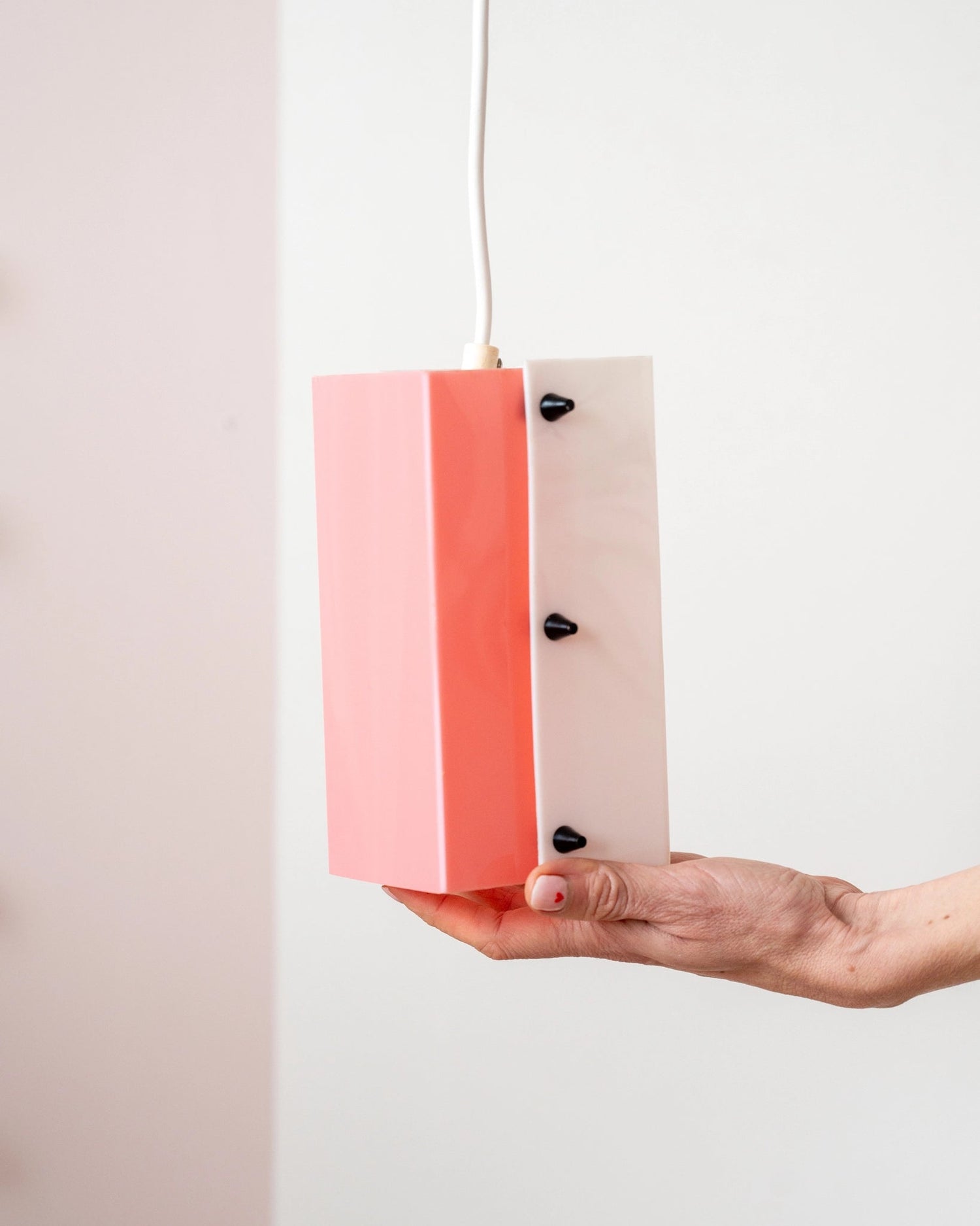 Suspension vintage en plexiglas rose et blanc - Silly &amp; Billy