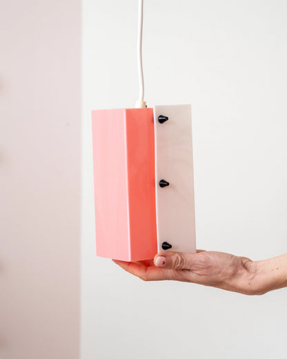 Suspension vintage en plexiglas rose et blanc - Silly &amp; Billy