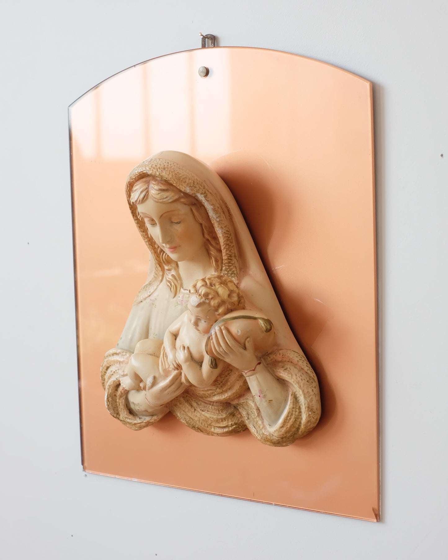 Ancienne vierge en plâtre sur plaque en verre